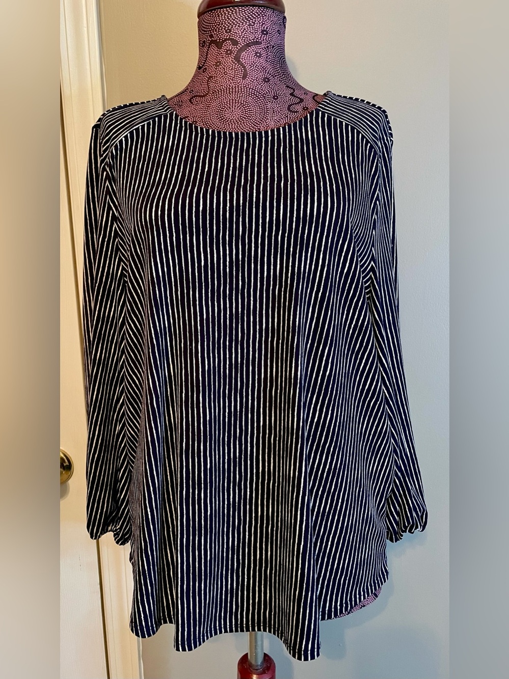 NWOT Adrianna Papell Navy & White Vertical Stripe Long-Sleeve pullover Sz LG